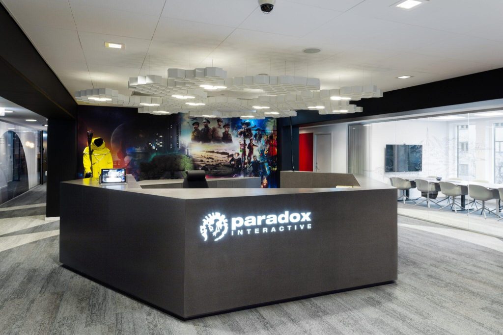 Офис Paradox Interactive в Стокгольме с тематическим дизайном, вдохновлённым стратегическими играми, картами и элементами из Crusader Kings, Stellaris и Europa Universalis.
