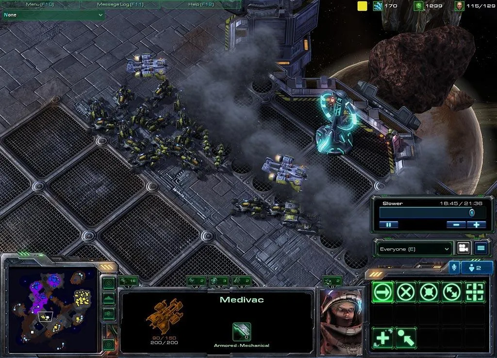 StarCraft II — медеваки підтримують загін морпіхів терранів на полі бою.